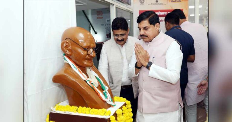 खादी अपनाएं, स्वदेशी अपनाएं : मुख्यमंत्री डॉ. यादव
